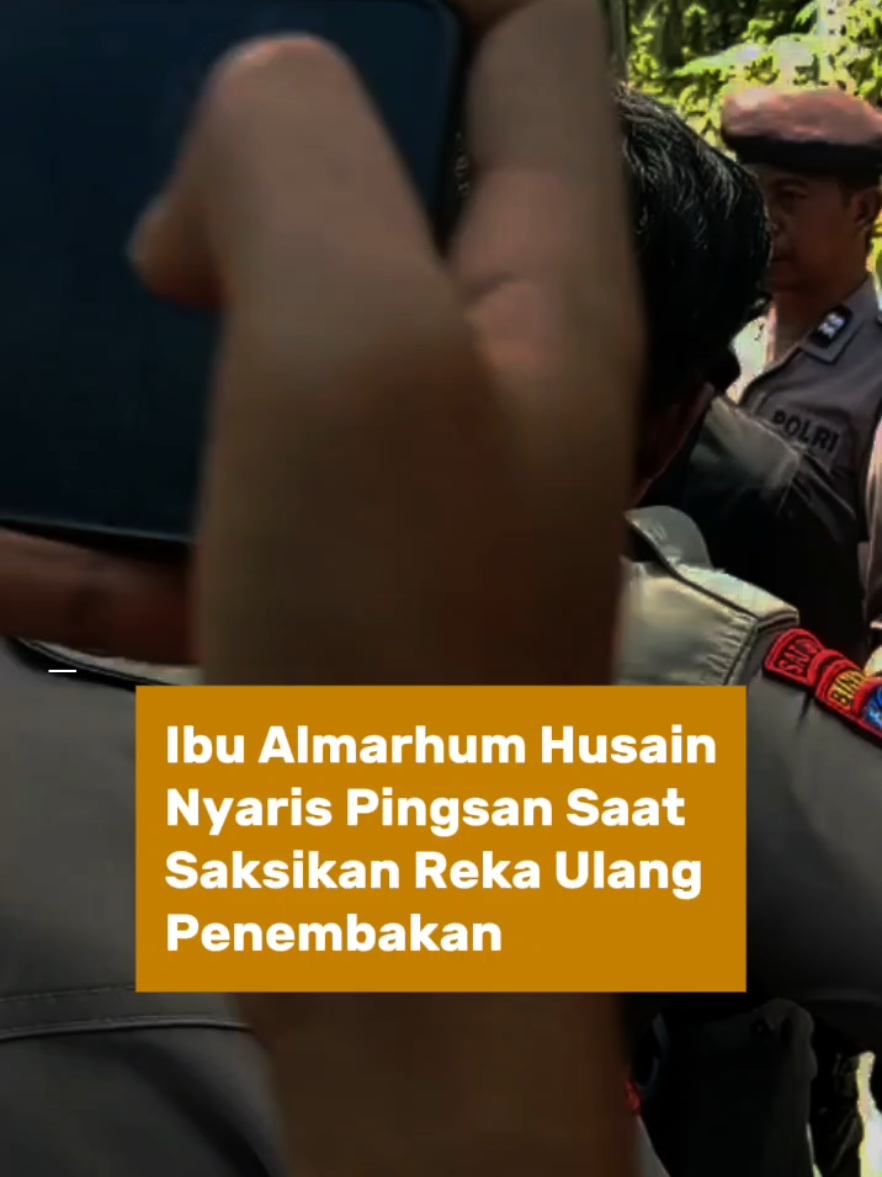 Ibu Almarhum Husain Nyaris Pingsan Saat Saksikan Reka Ulang Penembakan Suasana haru menyelimuti proses reka ulang kasus penembakan yang menewaskan Husain di Desa Lagi-agi, Kecamatan Campalagian, Kabupaten Polman. Dalam momen itu, ibu almarhum Husain nyaris pingsan saat melihat langsung pelaku memperagakan adegan penembakan yang menewaskan anaknya. Tangis keluarga pecah di lokasi, menyaksikan rekonstruksi yang digelar di bawah penjagaan ketat aparat kepolisian. Rekonstruksi ini menjadi bagian dari proses hukum untuk mengungkap secara jelas peran para pelaku dalam kasus penembakan tersebut. #IbuAlmarhumHusain #RekaUlangPenembakan #BeritaSulbar #KeadilanUntukHusain #polrespolman 