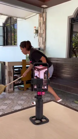 Hindi mo na kailangan ng taga video dahil may autotracker tripod na! Susundan talaga nya bawat galaw mo kaya maganda ito gamitin kapag gagawa ng video. #ptz #autotrackingtripod #autotracking #tripod 