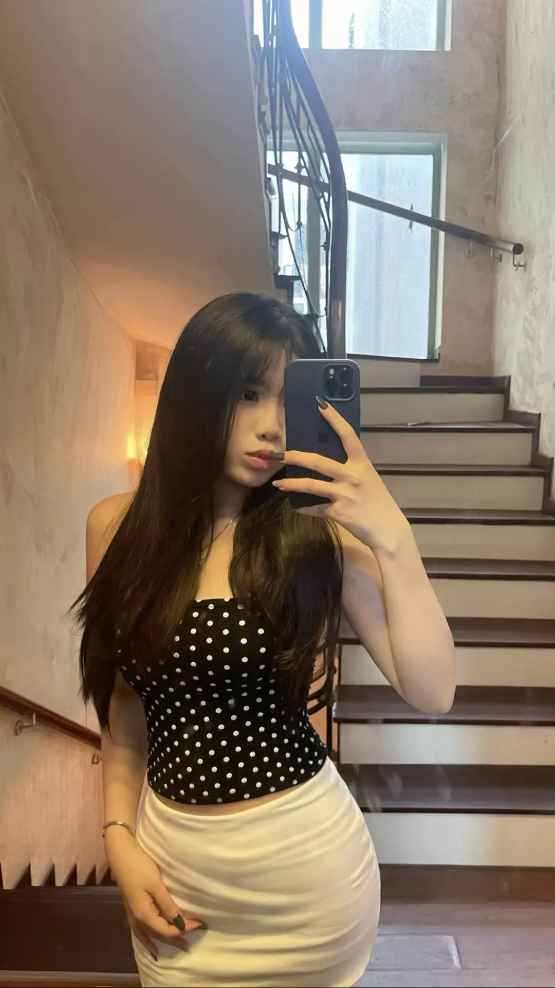 thấy gương là giơ đt 😑