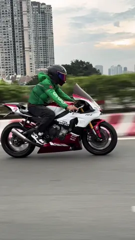 Anh chỉ là một thằng chạy Grab nghèo hèn thui 😌#grab#yamahar1#tunhaysuy