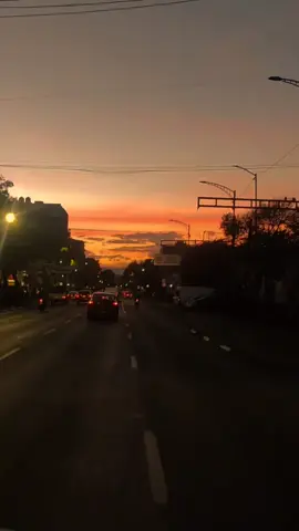 #soytuyo #peint ¿Qué se hace cuando me pierdo en sus ojos cafes? esos ojos que son extremadamente hermosos, ¿Qué debo hacer cuando su sonrisa hace que sienta la necesidad de enmarcarla para siempre en mi mente? ¿Qué debo hacer cuando veo su rostro iluminado con el sol y me deja totalmente embelezado con su extraordinaria belleza? ¿Qué debo hacer con esta sensación en el pecho, esa sensación de emoción, ilusión, adrenalina y alegría? ¿Qué debo hacer? ¿Quedarme con las ganas de decirle lo perdidamente enamorado que estoy de ella? o simplemente quedarme con las palabras atoradas en la garganta