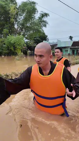 Tình dân tộc, nghĩa đồng bào hòa với tinh thần của người con Phật với sự kết nối khắp mọi miền. Mỗi người một phần sức, người ở Quảng Nam, Bình Dương, Đồng Nai...dẫu trăm sông nhưng đều hướng về một cội - quê hương đất Việt, cội nguồn với tình người, với yêu thương.#mediaduchoa #thichminhthien #xuhuong 