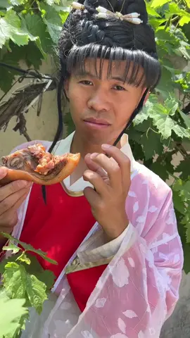 chàng nhìn thiếp như vậy. thiếp làm sao giám ăn đây 😆#douyin抖音 #viraltiktok #viral #viralvideo 