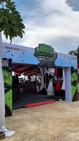 Gubernur Jawa Timur Khofifah Indar Parawansa bersama musisi Kaka Slank menanam mangrove di Pantai Martajasah, Kabupaten Bangkalan, Senin, seraya mengajak masyarakat menjaga kelestarian alam dan lingkungan sekitar.  “Ketangguhan ekologis adalah bagian dari ketangguhan daerah. Dari ekosistem yang lestari, lahir masyarakat yang tangguh, ekonomi yang inklusif, dan masa depan yang berkelanjutan. Ini bisa jadi referensi daerah-daerah lain. Ayo nandur, nandur, dan nandur,” ujar Khofifah dalam keterangan diterima di Surabaya, Selasa. Festival Mangrove VIII itu menjadi bagian dari peringatan Hari Jadi ke-80 Provinsi Jawa Timur serta simbol kolaborasi multipihak dalam menjaga ketangguhan ekologis wilayah pesisir. Dalam kegiatan tersebut, Khofifah mengendarai skuter listrik dari Pendopo Kabupaten Bangkalan menuju Pantai Martajasah, lalu menanam mangrove bersama Kaka Slank, Komandan Komando Daerah Angkatan Laut (Dankodaeral) V Surabaya Laksamana Muda TNI Ali Triswanto, Direktur Jenderal Pengendalian Daerah Aliran Sungai dan Rehabilitasi Hutan (Dirjen PDASRH) Kementerian Lingkungan Hidup dan Kehutanan Dyah Murtiningsih, Bupati Bangkalan Lukman Hakim, serta sejumlah pejabat lainnya. Menurut Gubernur Khofifah, lingkungan yang sehat menjadi fondasi penting bagi pertumbuhan ekonomi yang berkeadilan dan berkelanjutan. Melalui gerakan “Ayo Nandur”, Pemerintah Provinsi Jawa Timur berupaya menumbuhkan kesadaran kolektif bahwa menjaga alam adalah tanggung jawab bersama.