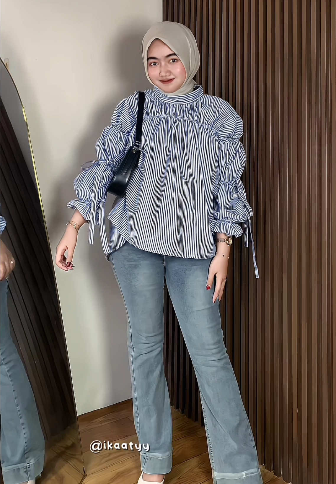 Ruffle-nya bikin look jadi lebih hidup, gak perlu banyak aksesori pun tetep standout🥰🩵 #blouseruffle #binatop #inspirasioutfit 