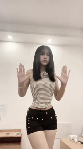 Ignore my ugly face😭#fyp #dance #kiwi🥝 #anjuhotel #នាទីធ្លាក់like💔🙃 