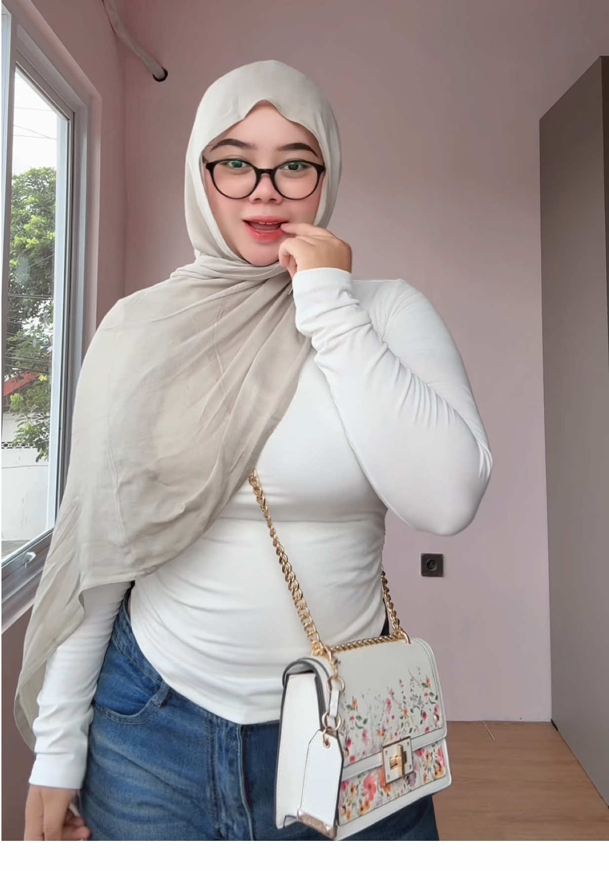 spill pasmina viscose🤍,btw itu bukan kulit ya itu korset #fitcheck 