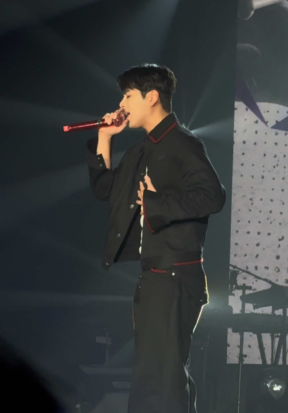 🇲🇾 Ju-ne really made《Painful》sound so painful 🥹❤️ #iKON #iKONIC #kfinitymusicfestival2025 #구준회 #ikonmalaysia @withikonic 