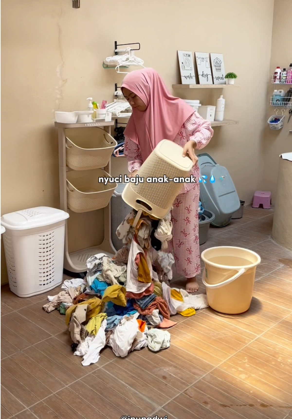 Nyuci baju sehari capeknya 3 hari belum ilang-ilang 🤣😭 #nyucibaju  #jemuranbaju  #jemuranlipat 