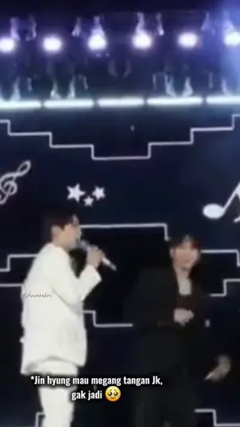 Jin hyung mau megang tangan Jk gak jadi 🥹 #jin #jungkook #jinkook #fyp #fypシ゚ 