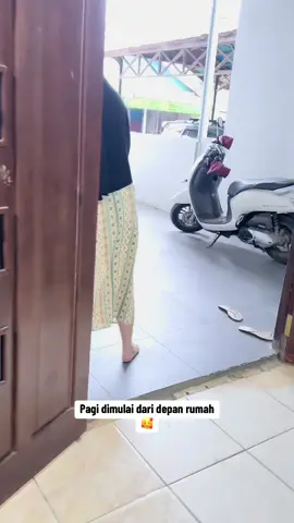 Pagi dimulai dengan menyapu pelataran rumah. Kadang sederhana begini aja udah cukup bikin hati tenang ☀️ #dailyvlog #dailylife #kegiataniburumahtangga #keseharianku #morningroutine 