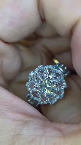 Thiết kế xoay linh hoạt như cánh quạt gió, đính baguette lớn phản chiếu ánh sáng rực rỡ ở mọi góc nhìn. Chủ 6ly8 nước D VVS – mã số phong thủy LG698588856. 28tr4 (vàng 14k, full kim cương nuôi cấy) ✨ KIM NGÂN VŨ ✨ 💎 Chuyên Chế Tác Trang Sức Kim Cương Lab Grown Diamond 💍 Nhận chế tác trang sức theo yêu cầu – độc quyền, tinh xảo từng chi tiết 🔄 Thu – đổi dễ dàng theo % niêm yết của Kim Ngân Vũ 💎 Giá siêu tốt – Có giấy kiểm định quốc tế IGI, GIA  📲 Zalo/CSKH: 0763 240 153 🏡 Địa chỉ: 72A Nguyễn Duy Dương, P.9, Q.5 (Kios 4 Duy Phước) 🕐 Giờ mở cửa: 11h–18h (T2–T7, CN nghỉ) #kimcuongnuoicay #labdiamond #cvd #hpht #kimnganvu