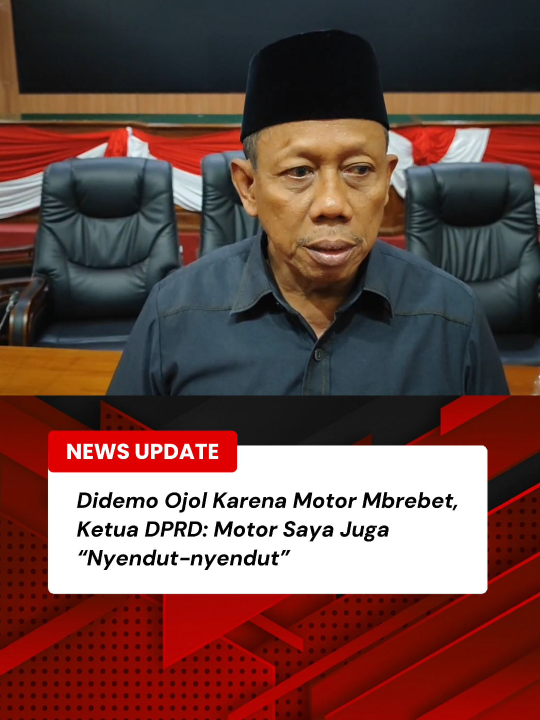 Ratusan ojol melurug Kantor DPRD Kota Pasuruan, Selasa (4/11/2025), menuntut ganti rugi atas motor rusak yang diduga akibat kualitas Pertalite. Ketua DPRD M. Toyib mengaku mengalami hal serupa dan berjanji memanggil Pertamina serta pihak terkait untuk menindaklanjuti keluhan para pengemudi. Selengkapnya simak di wartabromo.com atau klik link hijau di pojok kiri bawah video #WartaBromo #Pasuruan #OjolPasuruan #Pertalite #DPRDPasuruan      Dipersembahkan oleh: 💐Warmo Florist | Pusat Karangan Bunga dan Buket Pasuruan @warmoflorist (0813-5799-2501)