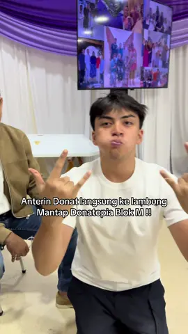 Makan donat @DONATOPIA 