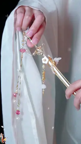 Trâm cài 2in 1 phòng thân #TikTokAwardsVN #tiktok #xuhuong #tamnghiendotrung #tramcaitoc 