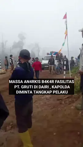  Aksi An4rk!s Pr3manisme terjadi di Lahan PT Gunung Raya Utama Timber Industries (PT Gruti) Unit Tele II, Desa Parbuluan VI, Kab. Dairi beberapa waktu lalu.   Pantauan di lapangan, Aksi awal terjadi pada 10 September 2025, sekelompok massa yang berjumlah sekitar 200 an orang dan mengatasnamakan Asosiasi Petani Untuk Keadilan (APUK) tanpa izin dari kepolisian setempat memblokir akses menuju Camp PT Gruti Unit Tele II dengan membuat portal pada 2 titik yaitu, jalan desa terdekat menuju lokasi base camp dan batas areal konsesi PT Gruti Unit Tele II.   Setelah itu, aksi kembali terjadi pada 11 September 2025, massa datang ke base camp PT Gruti dengan cara memaksa masuk melewati gerbang/ portal , massa juga merusak plang izin konsesi PT Gruti, membakar tumpukan kayu bulat di TPn serta mencabuti tanaman kopi yang sudah berumur sekitar 6 bulan.    Pada 12 September 2025, seluruh karyawan, buruh harian dan masyarakat sekitar yang mendukung keberadaan PT Gruti berkumpul di base camp PT Gruti melakukan penjagaan dan antisipasi. Pada pukul 10.00 WIB massa yang berjumlah besar datang ke lokasi base camp PT Gruti secara memb4bi-bvta melakukan tindakan 4narkis, m3mb4kar, pengrusakan dan p3ng4nc4m4n kepada para karyawan, buruh harian dan masyarakat yang mendukung PT Gruti.   Aksi An4rkis berlanjut Pada 30 Oktober 2025, massa yang dikoordinir Pangihutan Sijabat Cs kembali merusak dan memb4kar aset perusahaan berupa alat berat, sepeda motor dan pengrusakan pembibitan dan tanaman kopi. Bahkan massa menanam sendiri tanaman bambu dan tanaman lainnya di areal tanaman kopi yang sebelumnya ditanam perusahaan.    Akibat perbuatan Massa yang an4rkis, banyak karyawan yang menganggur karena Di4nc4m. Bukan itu saja, iklim ekonomi di Dairi berdampak negatif.  Apalagi aksi-aksi 4nark!s ini dapat mengakibatkan terhambatnya investor untuk masuk ke Dairi.   Anehnya, saat terjadi kerusuhan salah seorang anggota DPR RI berada di lokasi. Ia melihat aksi tersebut namun tidak melerai. Masyarakat yang melihat itu Kecewa.    Terpisah, Penanggung jawab PT Gruti Tele, Kery Sinaga menyayangkan sikap Massa yang 4narkis. Sebab, Perusahaan  sudah memiliki ijin lengkap dari pemerintah. Mereka sudah menjelaskan kepada massa. Namun, massa tetap ingin memiliki lahan tersebut. Kerugian akibat kerusakan dan pembakaran mengakibatkan perusahaan tidak maksimal.   