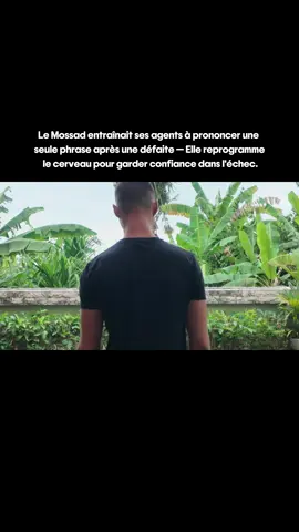 1. Un ancien instructeur de l’unité psychologique du Mossad expliquait que les agents ne craquent pas sous la douleur ou la perte — ils craquent quand leur récit intérieur se fissure. Le moment où l’esprit transforme une erreur en identité : « J’ai échoué → j’échoue → je suis un échec. » Cette dérive détruit plus vite le mental que la fatigue ou la peur. 2. Pour l’éviter, ils utilisent une ancre cognitive. Après chaque revers, l’agent dit : « Donnée intégrée. Je continue. » Cette phrase force le cerveau à voir l’échec comme une information, pas comme une blessure. Des chercheurs de l’université de Tel-Aviv ont montré qu’un étiquetage neutre réduit l’activité de l’amygdale d’environ 40 %. L’émotion s’interrompt avant de devenir histoire. 3. La méthode est physique : inspiration lente par le nez, expiration par la bouche en prononçant la phrase — posément, consciemment. Puis redressement : épaules ouvertes, menton aligné. Ce signal indique au nerf vague que la menace est traitée, non active. 4. Les instructeurs vétérans disaient qu’on reconnaît un esprit entraîné à sa réaction face à la défaite : il ne se crispe pas. Il incline légèrement la tête, souffle, murmure « Donnée intégrée. Je continue. » Et il avance. L’échec ne devient jamais identité — il reste une donnée. 5. Essaie aujourd’hui. Quand un projet s’effondre — un contrat, un lancement, une négociation — fais une pause et dis : « Donnée intégrée. Je continue. » Puis redresse-toi. Tu sentiras le déclic : la pensée s’éclaircit, la respiration se stabilise, le contrôle revient. Si tu veux plus d’infos comme celle-ci, rejoint moi maintenant sur Instagram : @etancoutelle