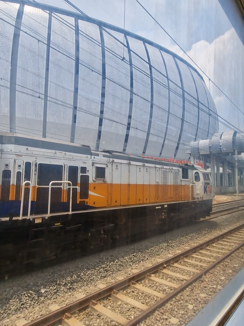 🚂🚃🚃🚃🚃 #krl #krlcommuterline #sepur #sepurindonesia #keretaapi 