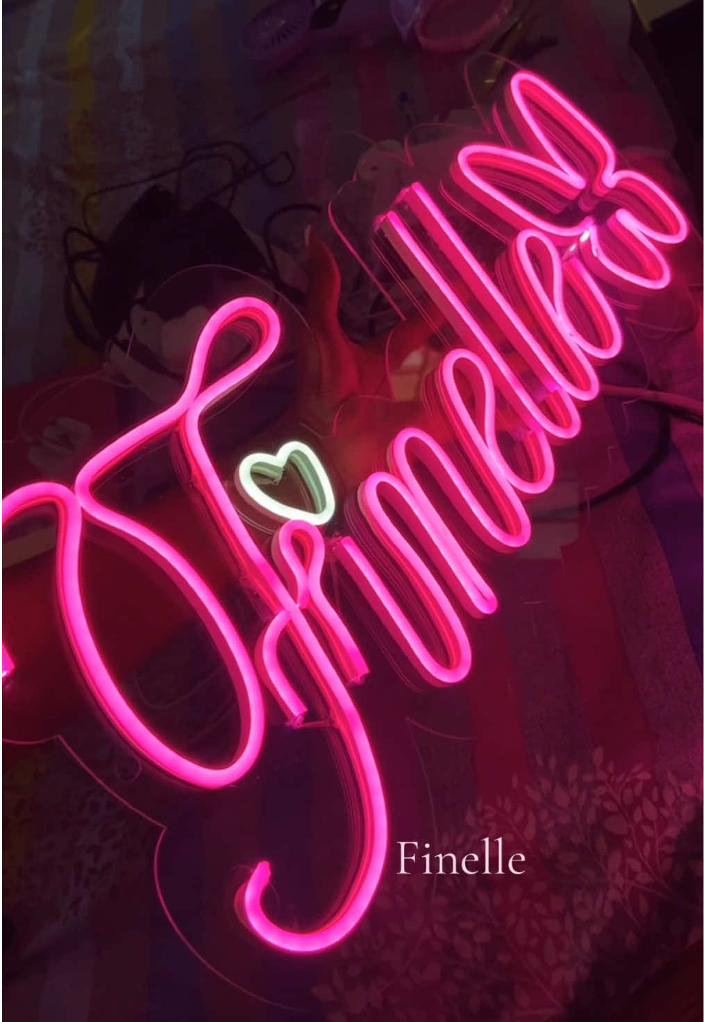 Finally got my brand signage 🥰🌸🩷I’m so inlove 😌🥰🥰🥰🥰#finelle5 #lashextensions #lashes #fyp #viral 