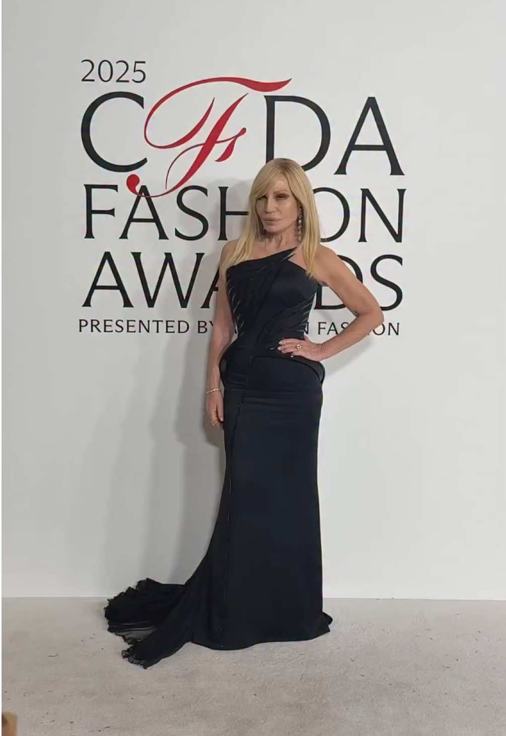 The definition of glamour. Icon #DonatellaVersace graces the #CFDAAwards with her legendary presence.