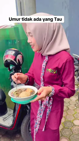 Sejam sebelum mamang Bakso meninggal,,,, mamang baik bener,,, sering ninggalin bakso goreng,,, Alfatiha untuk mamang,,,,😇😇