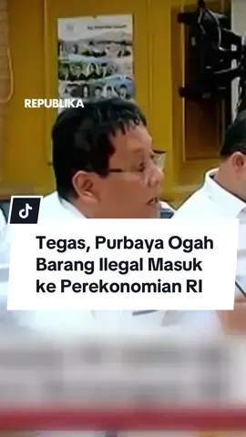 Menteri Keuangan (Menkeu) Purbaya Yudhi Sadewa menyiapkan tarif cukai khusus untuk rokok ilegal dalam negeri sebagai upaya mencegah masuknya rokok-rokok ilegal dari luar negeri ke Indonesia. Menurut dia, kebijakan ini diterapkan karena peredaran rokok ilegal asing terbukti mematikan produksi rokok legal dalam negeri yang selama ini telah dikenakan tarif cukai tinggi. “Untuk produsen rokok dalam negeri yang masih ilegal, kita ajak masuk ke sistem yang lebih legal melalui Kawasan Industri Hasil Tembakau dengan tarif tertentu. Sedang kita buat dan kita galakkan. Mungkin Desember sudah jalan,” ujar Purbaya di Jakarta, Senin 3 November 2025. Purbaya memastikan pemerintah akan menindak tegas siapa pun yang kedapatan masih mengedarkan rokok ilegal di Indonesia. Produser: Ronggo Astungkoro  #Republika #CekRepublikaAja #Menkeu #PurbayaYudhiSadewa 