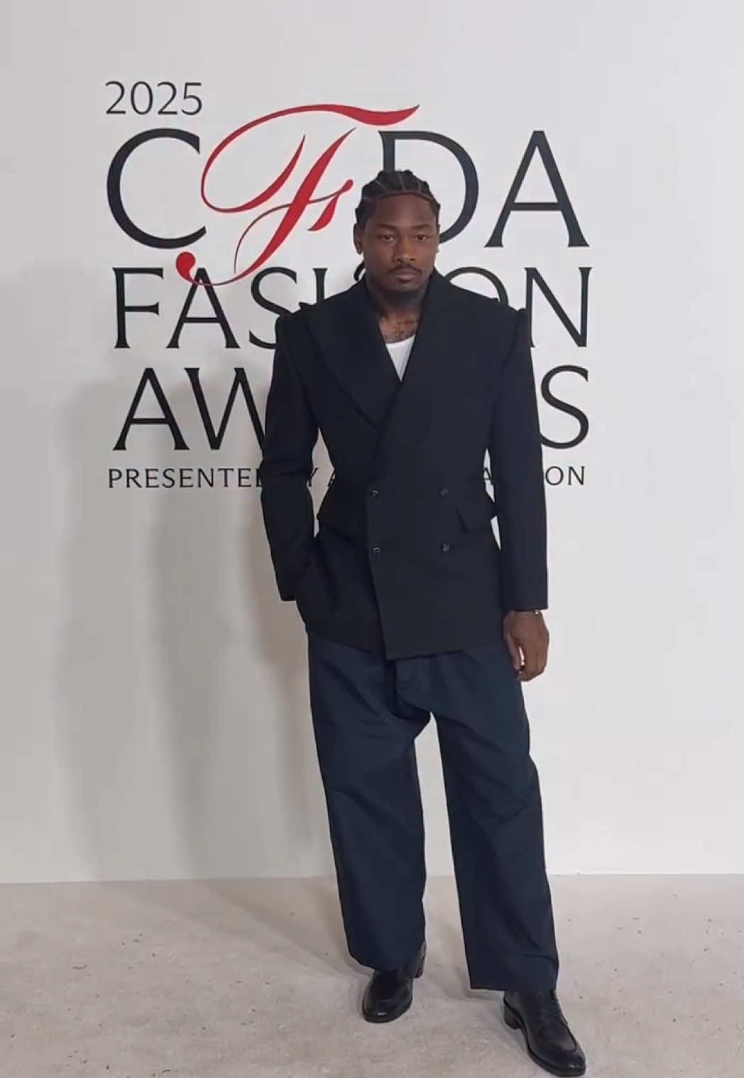 A fashion MVP! #StefonDiggs alongside #WillyChavarría at the 2025 #CFDAAwards red carpet in @willychavarria.