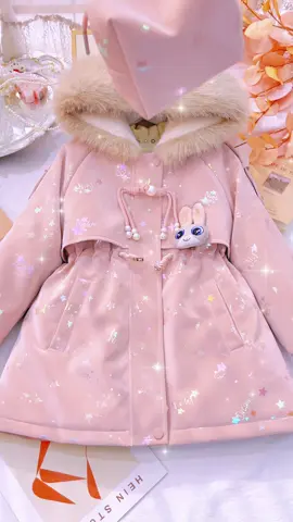 Như vậy đã đủ WOW chưa ạ! E về mẫu áo khoác cho bé. Chất liệu không thấm nước, lau chùi rất dễ dàng. Áo có lớp lót lông mịn bên trong, mặc lên form vừa thoải mái vận động lại vừa ấm. Hơn nữa, hôm nay e TẶNG 199 CHIẾC TÚI XINH khi BM có đơn sớm ở video này nhé ạ#béyêu #sausua #tiệmbésâusữa #quầnáotrẻem #quanaotreem 