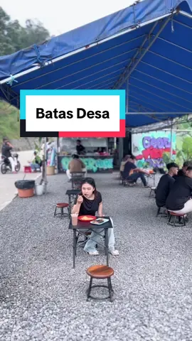 BATAS DESA❗️ Walaupun agak telat ya aku nyobain tempat nongki satu ini,tapi asik pol sih. Harga makanan disini juga bisa dibilang murce sayang. 📍@Batas Desa  #kontenkuliner #mojokertojalanjalan #hallosayangku #kulinermojokerto #janganlupamakan #makankelilingmojokerto #sukamakan #infokuliner 