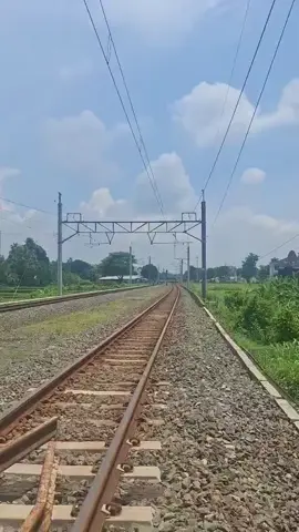 Detik-detik mobil tertabrak kereta api siang tadi sekitar jam 11.00 di perlintasan kereta api Prambanan.#kecelakaankeretaapihariini #prambanan #fyppppppppppppppppppppppp 