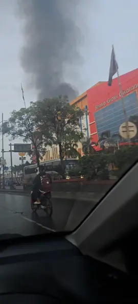 innalilahi pasar Cikarang kebakaran,semoga tidak ada korban jiwa,dan bisa di selamatkan barang dagangannya🤲🏻🥲