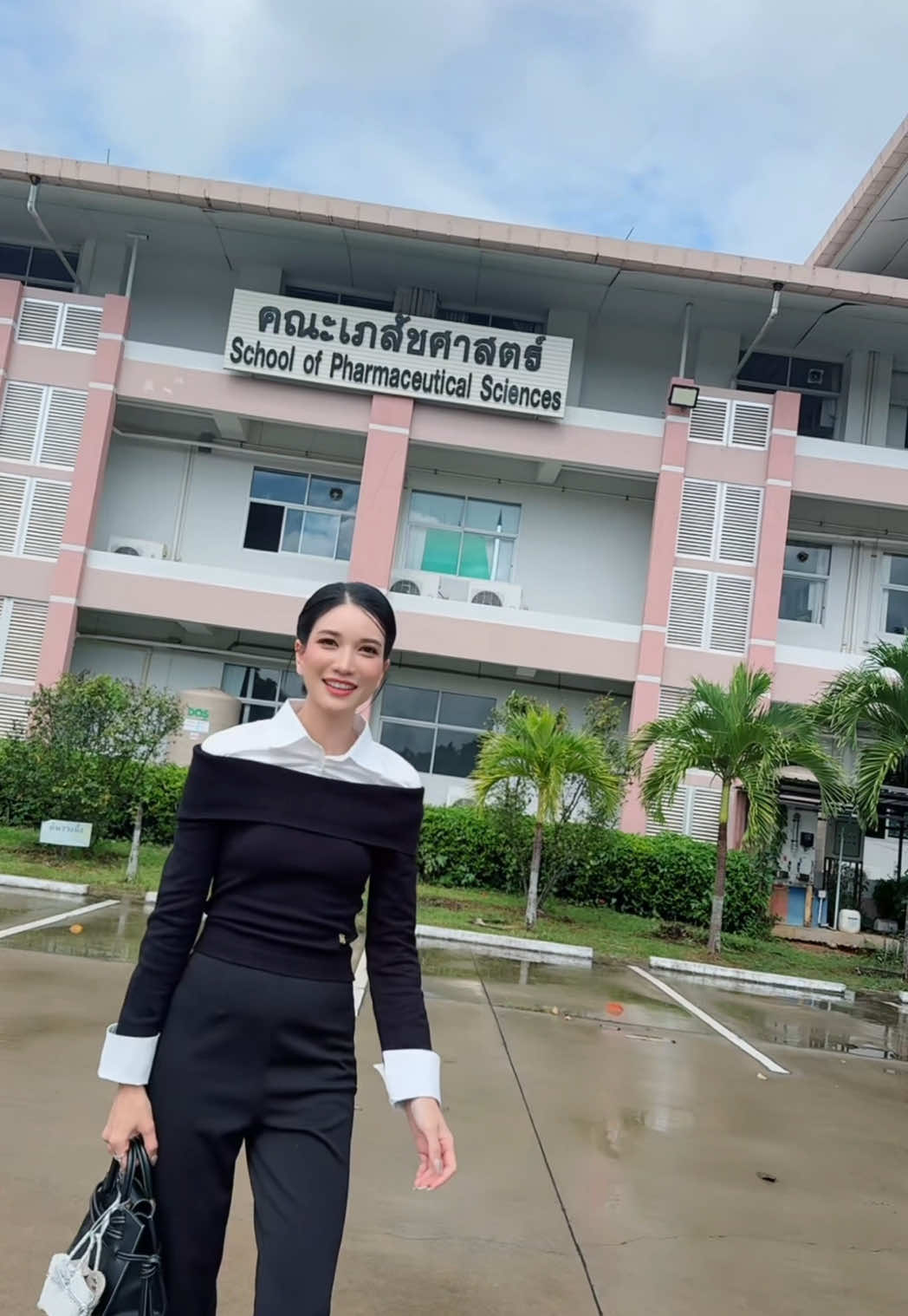 เป็นอีกวันที่ิอบอุ่นมากๆ คือการได้กลับมาคณะเภสัช ในรอบ6ปี #papamamathefamily #ม๊าเล่าเรื่อง #เภสัชมพ #มหาวิทยาลัยพะเยา  