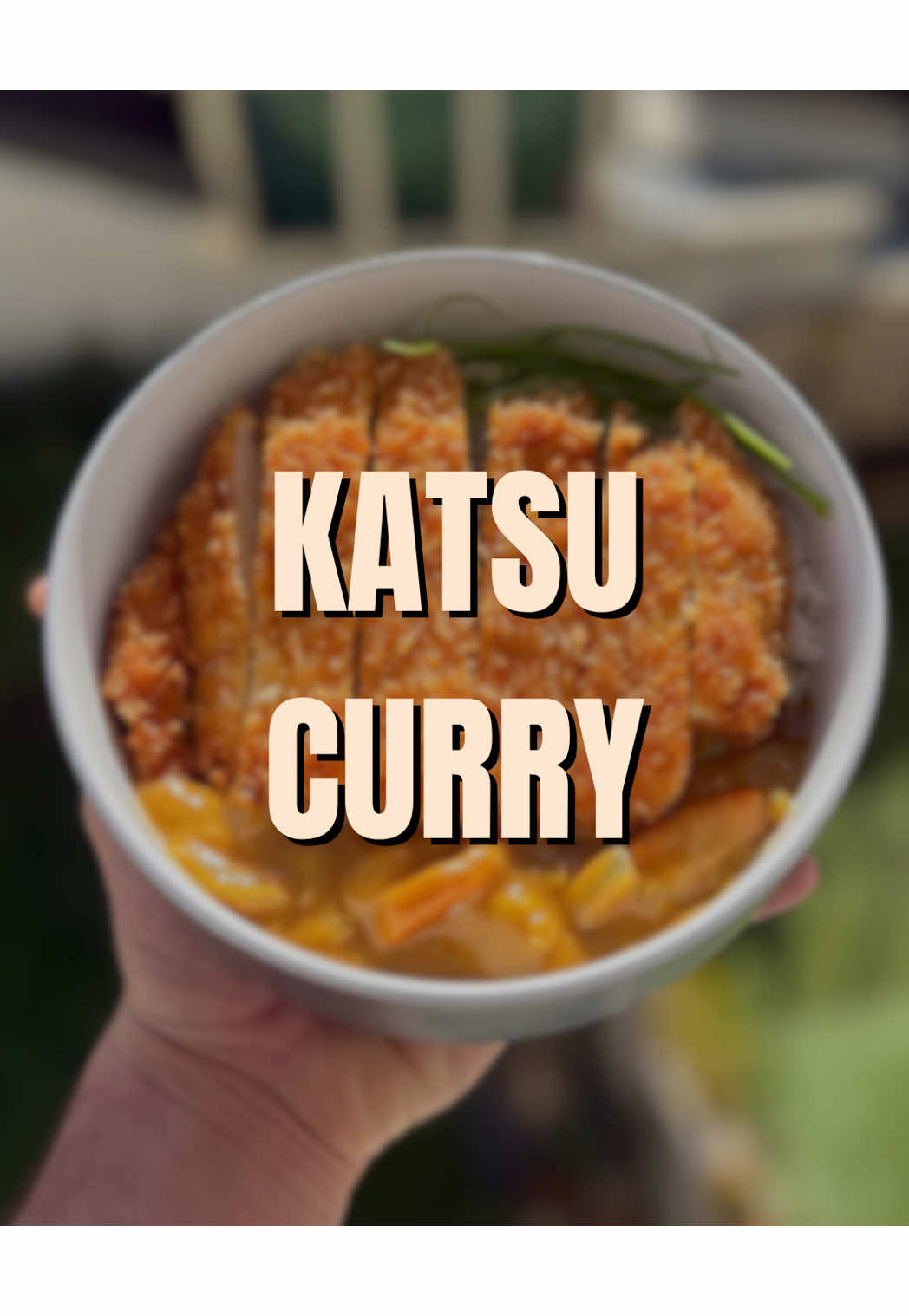 KATSU CURRY Un plat typique du Japon : du riz moelleux, un curry chaud et parfumé, et un katsu croustillant à souhait. Et bonne nouvelle : tu peux le faire avec un bloc de curry japonais OU juste des épices ! Recette (2 à 3 portions) Pour le curry : 	•	1 oignon émincé 	•	2 carottes en rondelles 	•	2 gousses d’ail hachées 	•	1 c. à soupe de gingembre râpé 	•	1 c. à soupe d’huile neutre 	•	400 ml d’eau ou de bouillon 	•	2 à 3 cubes de curry japonais (Golden, Vermont, etc.) 🔸 OU mélange maison : 1 c. à café de curry doux + ½ c. à café de garam masala + ½ c. à café de curcuma + une pincée de cumin + 1 c. à soupe de sauce soja + 1 c. à café de miel Prépa : 	1.	Fais revenir l’oignon dans l’huile. 	2.	Ajoute ail, gingembre et carottes → 3-4 min à feu moyen. 	3.	Verse le bouillon → mijote 15-20 min. 	4.	Ajoute le curry (ou les épices) → laisse épaissir 5-10 min. Pour le katsu : 	•	2 escalopes de poulet (ou tofu ferme pour une version veggie) 	•	Sel, poivre 	•	Farine → œuf battu → panko 	•	Cuisson à la poêle, au four ou à l’air fryer jusqu’à croustillant Pour servir : Riz chaud, curry onctueux, katsu croustillant. Un peu d’oignons verts ou de pickles japonais pour la touche finale 💥 Macros (par portion moyenne) Calories : ~640 kcal Protéines : ~38 g Glucides : ~60 g Lipides : ~22 g
