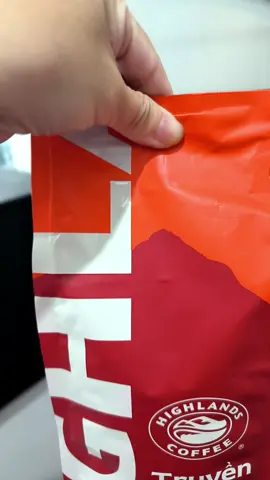 mua 1kg tặng 1 phin pha. Highlands Coffee nguyên chất đậm đà thơm béo #highlands #highlandscoffee #caphe #coffee 