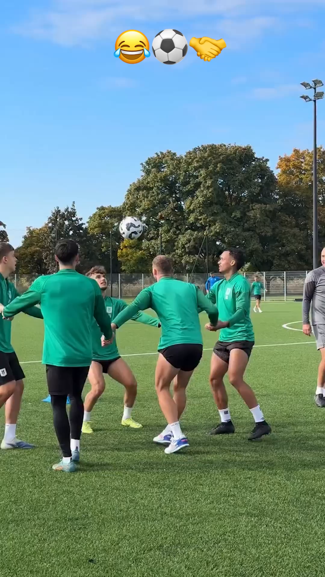 El que la tire pierde.😂⚽️ (Vía @nkolimpija/IG) #teamwork #dominadas #futbol #fyp
