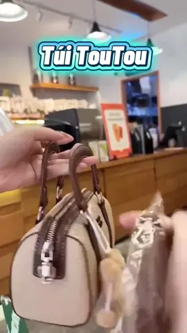 Túi TouTou dáng trống xinh dã man, tặng kèm charm luôn nè #thoitrang #tuixachnu #tuixachquangchau #tuixachcaocap 