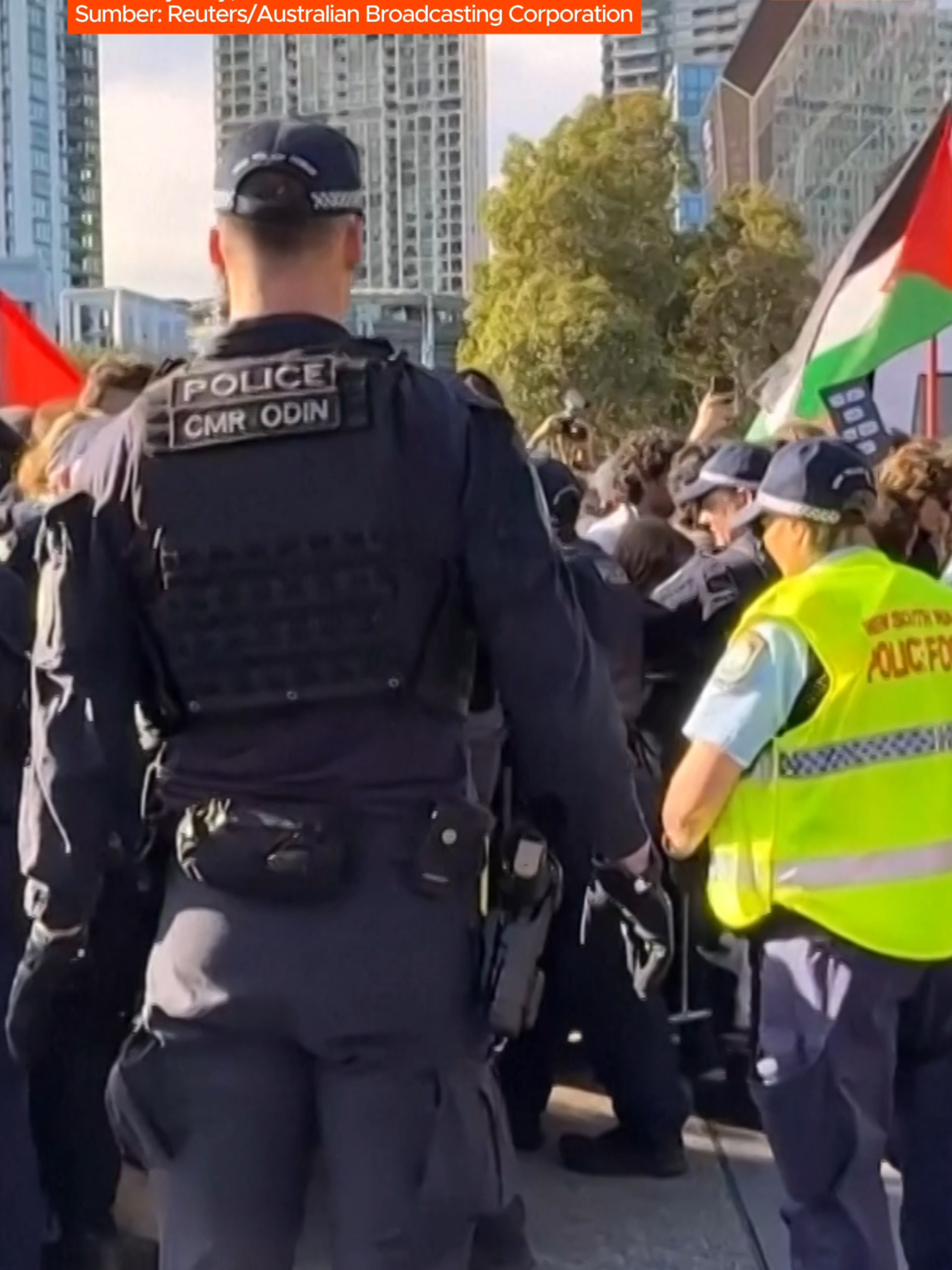 Sekurang-kurangnya 10 individu ditahan apabila polis dan penunjuk perasaan bertembung di luar pameran pertahanan di Sydney pada Selasa, menurut polis Australia. Kira-kira 100 penunjuk perasaan, termasuk kumpulan pro-Palestin, berhimpun di luar Pameran Maritim Antarabangsa Indo Pasifik di Darling Harbour. Beberapa syarikat Israel turut mengambil bahagian dalam pameran pertahanan tersebut. #AWANInews