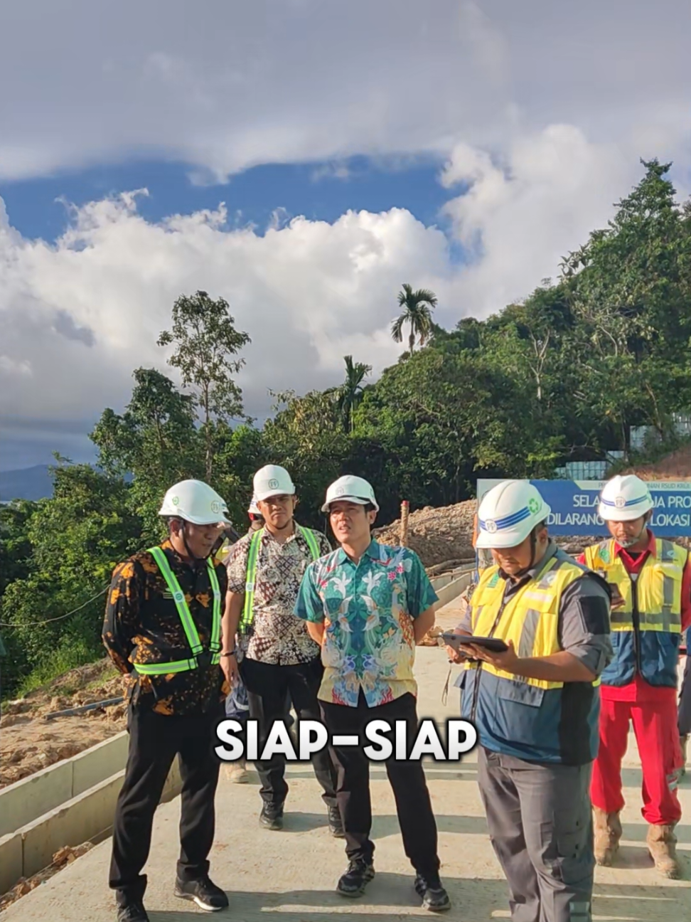 TINJAU PROGRES PEMBANGUNAN RSUD KH MUHAMMAD THOHIR, BUPATI DEDI IRAWAN HARAP PENGERJAAN RAMPUNG PERTENGAHAN DESEMBER TAHUN INI PESISIR BARAT-Bupati Pesisir Barat (Pesibar), Dedi Irawan, berharap pembangunan Rumah Sakit Umum Daerah (RSUD) KH. Muhammad Thohir dapat dirampungkan sesuai dengan jadwal yang ditentukan pada pertengahan Desember mendatang. Hal itu dikatakan Bupati, Dedi Irawan disela-sela kunjungannya di lokasi pembangunan di Lingkungan Way Batu Kelurahan Pasar Kota Krui Kecamatan Pesisir Tengah, Jumat (31/10/2025). Menurut Bupati, Dedi Irawan, saat ini progres pelaksanaan Program Hasil Terbaik Cepat (PHTC) pembangunan Rumah Sakit Umum Daerah (RSUD) KH. Muhammad Thohir, terbilang mencapai sekitar 61 persen. 