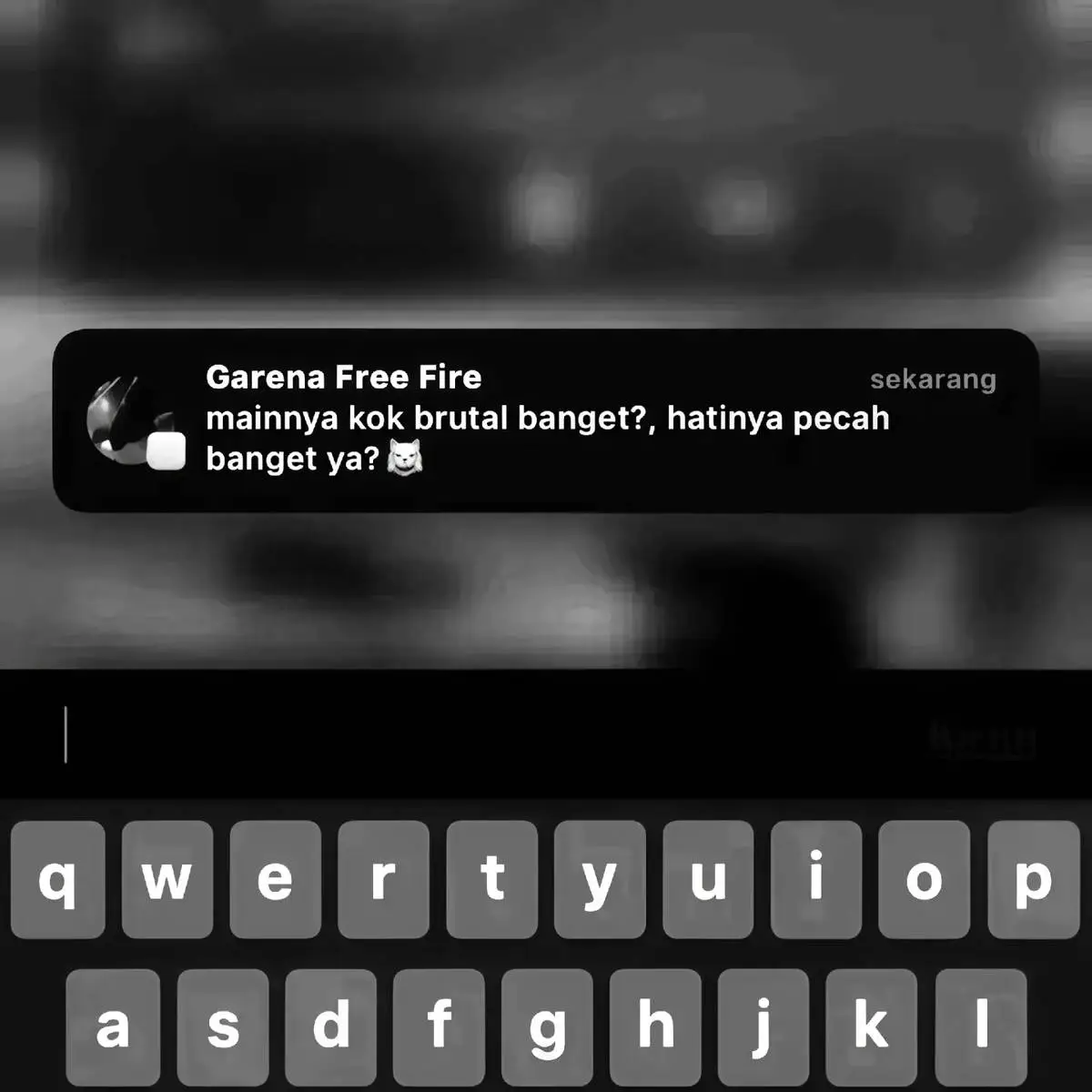 Resep Ayam Goreng Gurih 🍗 Bahan Utama: * 🐔 1 ekor ayam, potong 10–12 bagian * 🍋 1 sdm air jeruk nipis (opsional, untuk menghilangkan bau amis) * 💧 500 ml air (untuk merebus) * 🧅 Minyak goreng secukupnya (untuk menggoreng) Bumbu Halus: * 🧄 6 siung bawang putih * 🧅 8 butir bawang merah * 🥜 4 butir kemiri, sangrai * 🧂 1 sdt ketumbar * 🌶️1 sdt merica butir * 🥕 2 ruas kunyit (bakar agar lebih wangi) * 🍠 2 ruas jahe * 🧅 2 ruas lengkuas Bumbu Tambahan: * 🌿 2 lembar daun salam * 🍃 2 lembar daun jeruk * 🌾 1 batang serai, memarkan * 🧂 Garam secukupnya * 🍚 Kaldu bubuk/penyedap (opsional) Cara Membuat: * Bersihkan ayam. Cuci ayam, lumuri dengan air jeruk nipis dan sedikit garam. Diamkan 10 menit, bilas bersih. * Tumis bumbu. Haluskan semua bumbu halus. Tumis bumbu halus bersama daun salam, daun jeruk, dan serai sampai harum. * Ungkep ayam. Masukkan ayam ke dalam tumisan bumbu, aduk rata. Tambahkan air hingga ayam hampir terendam. Masukkan garam dan penyedap sesuai selera. Masak dengan api sedang hingga air menyusut dan ayam empuk (sekitar 30–40 menit). * Goreng ayam. Panaskan minyak cukup banyak. Goreng ayam hingga kuning kecokelatan dan kulitnya garing. Jangan terlalu lama agar tidak kering. * Sajikan. Sajikan dengan sambal, lalapan, atau nasi hangat. #epep #storyepep🎭 #jagoancs🤙🥴 #cselit🥵🤙 