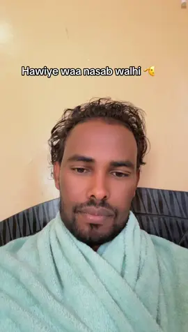 Jalaqsan frey haloo bixiyo. Réer macalinoow cuqdada iska dhaafa ilahaybaa idin diliye 😂