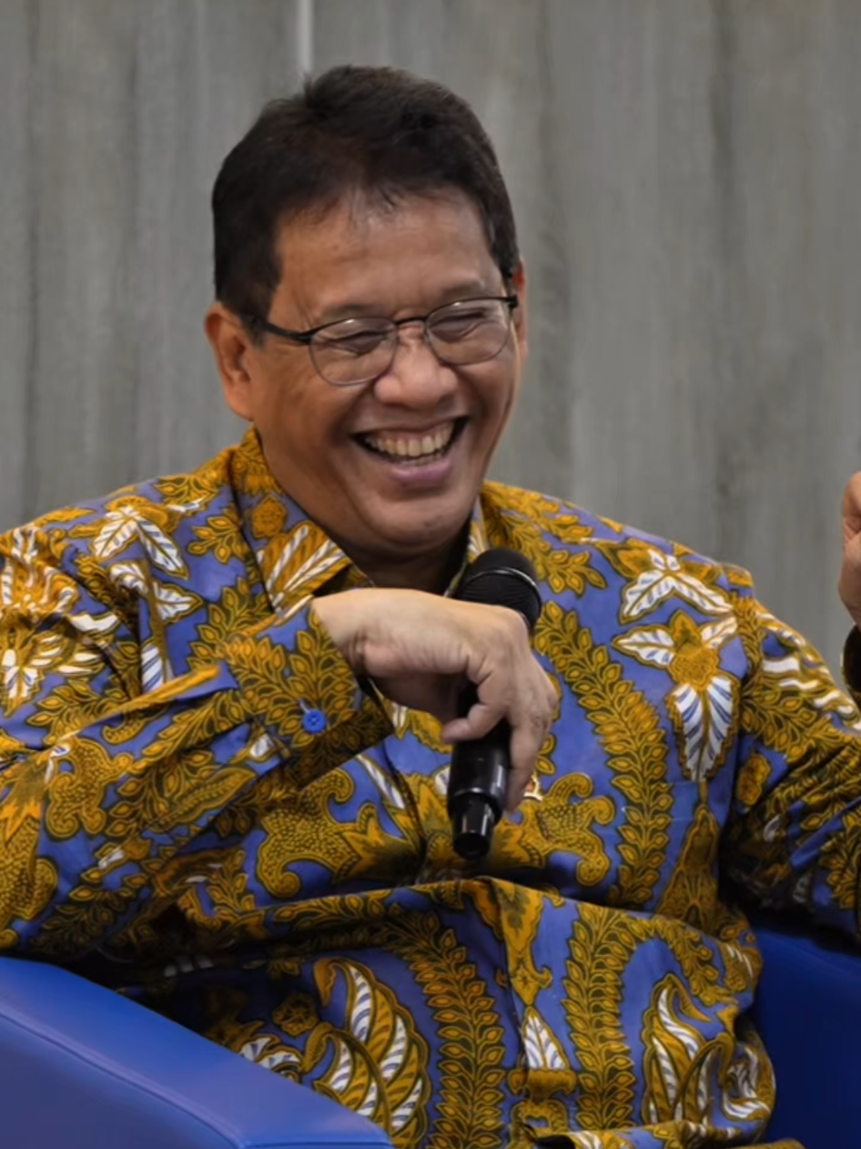 Pada Jumat (31/10) lalu, saya memberikan apresiasi tertinggi kepada para 8 punggawa @Bea Cukai RI  atas keberhasilan penindakan pakaian bekas dan rokok ilegal. Tak hanya itu, 9 Account Representative (AR) @ditjenpajakri  terbaik dari Kanwil DJP Jawa Barat I, II, dan III juga menerima penghargaan karena kontribusi optimal mereka mengamankan penerimaan negara! Penghargaan ini adalah bukti nyata bahwa dedikasi dan kinerja luar biasa di @kemenkeuri selalu dihargai. Terus semangat melayani masyarakat dan mengamankan keuangan negara! #purbayayudhisadewa #Kementerian #uangkita #kitakayabersama 