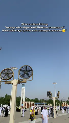 Di Jabal Rahmah, tempat bertemunya Adam dan Hawa, semoga kita pun dipertemukan dengan jodoh terbai di waktu yang tepat🤲   #jabalrahmah #mekkah #arafah #umroh2025 