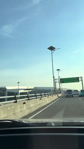 Lumayan buat prank temenmu, biar dikira lagi jalan jalan padahal mah dirumah 😂 📍Terminal 3 Bandara Soekarno Hatta #videomentahan #prankvideo #bandarasoekarnohatta #pesawat #takeoff 