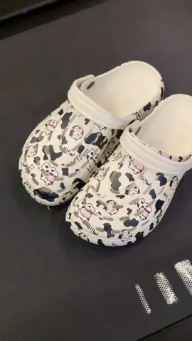 Dép sục Nesty NE23 in hoạ tiết 🌈 Siêu nhẹ – siêu êm – siêu cá tính 💥 Đi học, đi chơi hay đi làm đều hợp gu 😍 #nestymiennam #NestyNE23 #depsuc #depnhua #depemchan @Giày Dép Nesty Nè @Châu Nestymiennam @NESTY MIỀN NAM @Rina 