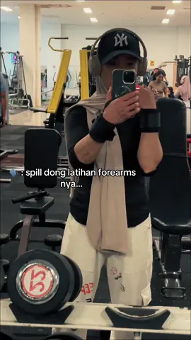 Done yaa😮‍💨, untung sepi tadi di gym jadi bisa buat videonya🫠, BTW aku latihan forearms nya cm 3 kali seminggu, dan gerakannya itu2 aja, dan menurut aku setiap gerakan itu pasti forearms kita ikut kena kok jadi gk perlu latih khusus forearms tiap hari🤍#maasyaaallahtabarakallah #wanitakekar🏋🏻‍♀️ #masihproses #loveyourself #calisthenics 