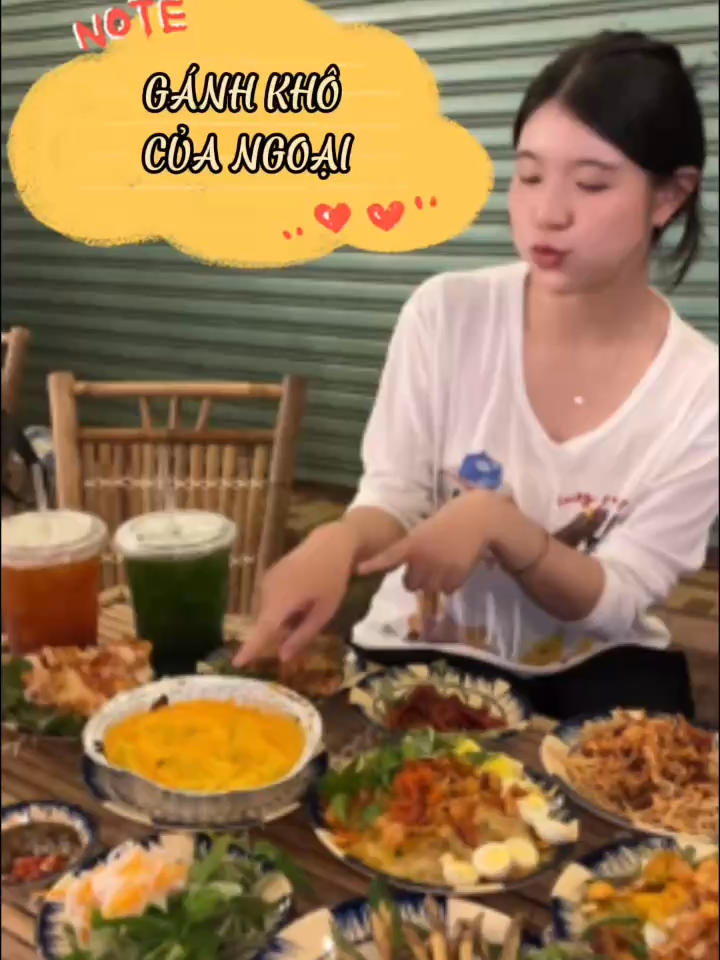 Bánh tráng tôm rim nhà làm, mồi khô thơm nức, thêm tí rượu mơ là đủ tâm sự cùng nhau đến đêm khuya rồi! #ganhkhocuangoai #quanlairai #tanphu #reviewsaigon #checkinsaigon