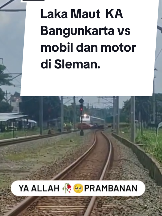 Kecelakaan maut melibatkan kereta api (KA) Bangunkarta dengan mobil dan sepeda motor terjadi di perlintasan sebidang Prambanan, Jalan Raya Piyungan-Prambanan, Sleman, siang ini. Polisi menyebut tiga orang tewas dalam kecelakaan ini. Kapolsek Prambanan Kompol Dede Setiyarto mengatakan kecelakaan dengan kereta api itu melibatkan dua kendaraan motor dan satu unit mobil. Dia bilang pengendara motor meninggal di lokasi kejadian. 