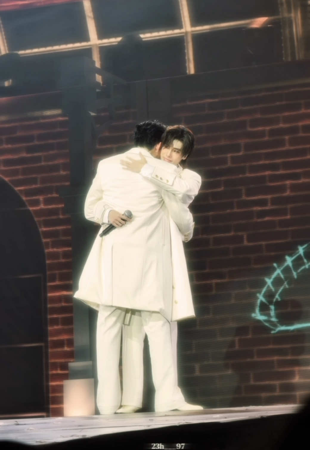 a hug that says everything words can’t @phuwintang @ppnaravit  #pondphuwin #PondPhuwinFancon #phuwintang #ppnaravit #viral 