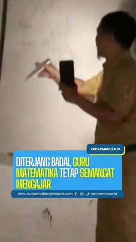 DEDIKASI guru Matematika ini patut diapresiasi. Meski hujan deras, angin kencang, dan petir bersahutan, dia tetap semangat mengajar. Dalam video yang viral di TikTok, terlihat bapak guru tetap menerangkan materi kepada muridnya. Meski, suasana ruang kelas gelap gulita karena aliran listrik padam. Karena tidak mau waktu belajar terbuang, bapak guru sigap menyalakan senter dari HP. Tujuannya, agar muridnya tetap bisa melihat papan tulis dan mencatat. Salut banget ya dengam dedikasi bapak guru. Di tengah badai pun, semangat mengajarnya tidak padam. Benar-benar contoh nyata kalau dedikasi seorang guru itu tidak kenal cuaca.  📹 @seravelle_11.2  #viraltiktok #radarmadura #inspirasi #guru #belajar 