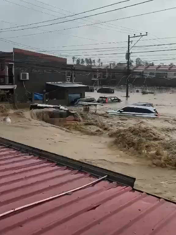 This morning, powerful floodwaters hit Villa Azalea Phase 2C, Cotcot, Liloan, Cebu, Philippines, as strong winds and heavy rain from Typhoon Tino (Kalmaegi) continued. We need real solutions, not sympathy posts after every disaster. #CebuFlood #TyphoonTino #KalmaegiPH #ClimateCrisis #Liloan #Philippines #ActNow #fyppppppppppppppppppppppp #fypdongggggggg